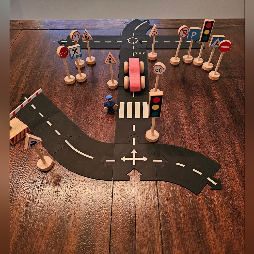 16 pieces wooden street signs for open ended play